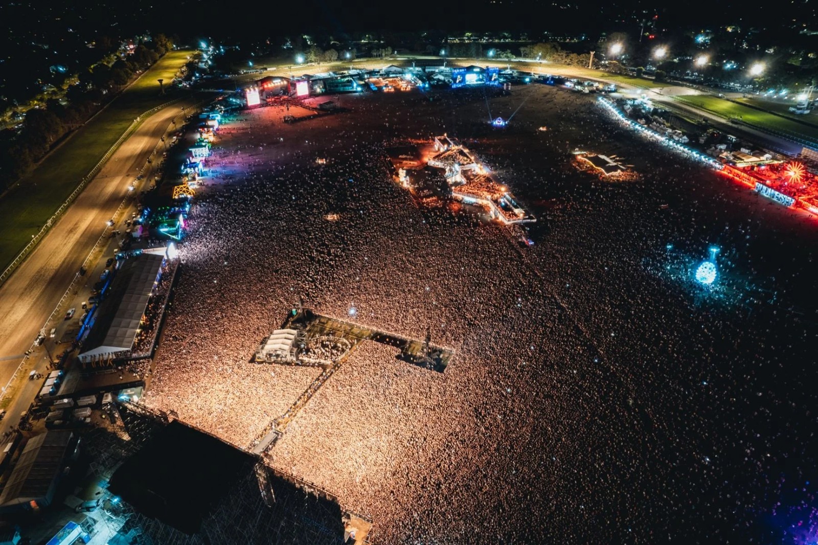 Vista nocturna del público y los escenarios de Lollapalooza Argentina 2023