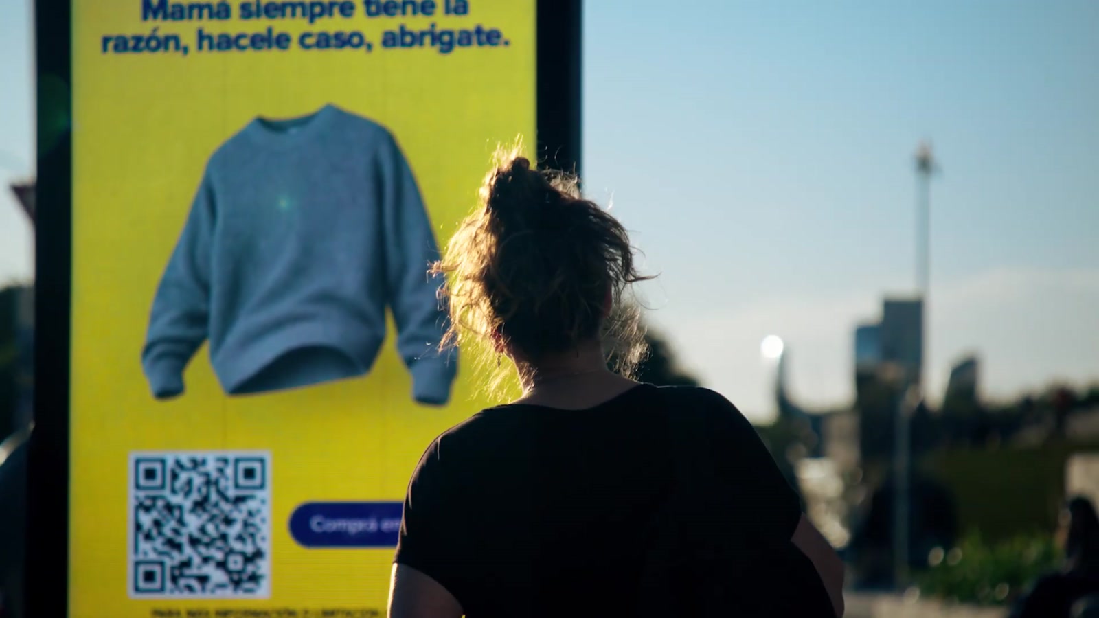 Cartel interactivo de Mercado Libre en el espacio público
