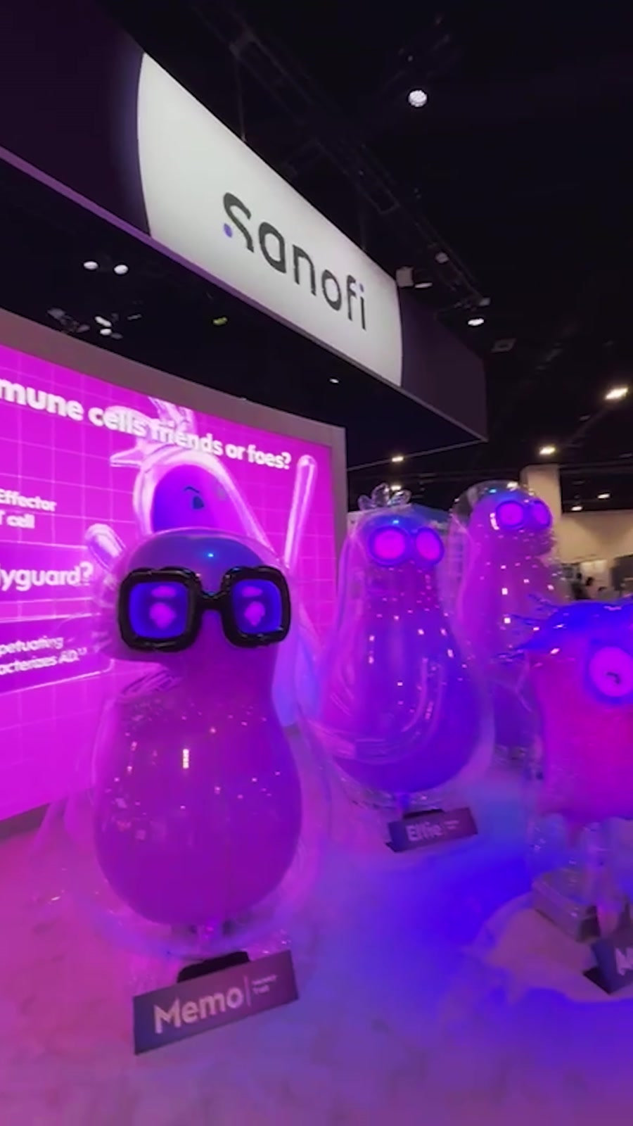 Esculturas inflables violetas en la experiencia de Sanofi en AAD